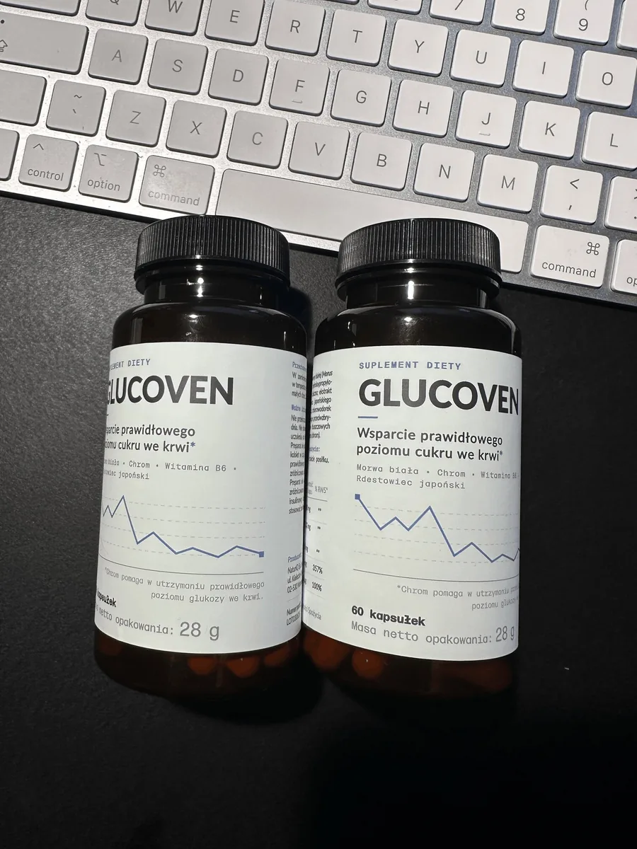 Dwie butelki suplementu Glucoven leżące na biurku obok białej klawiatury Apple